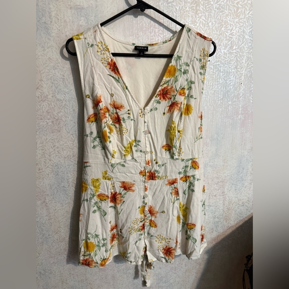 Torrid Cream & Yellow Floral‎ Tie In Back V Neck Front Sleeveless Blouse, Size 3